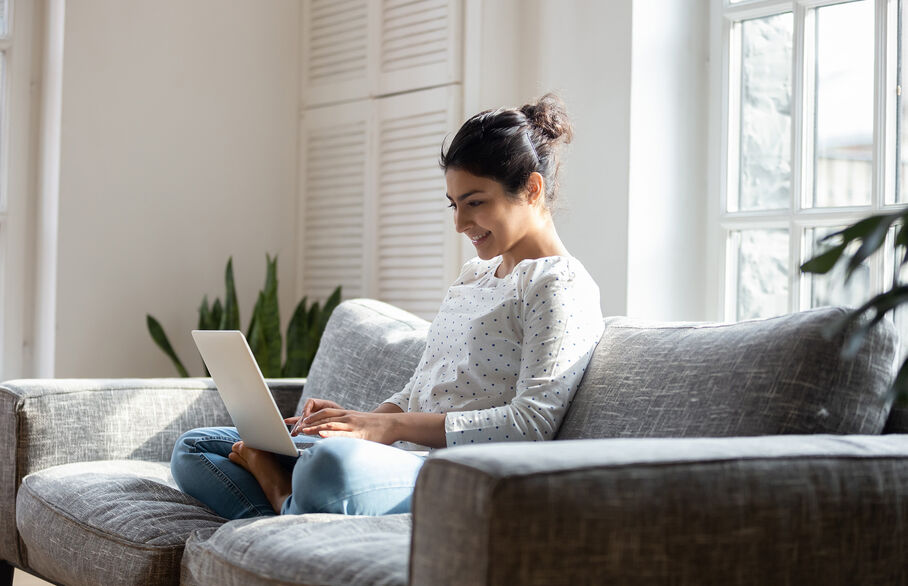 girl on sofa with laptop